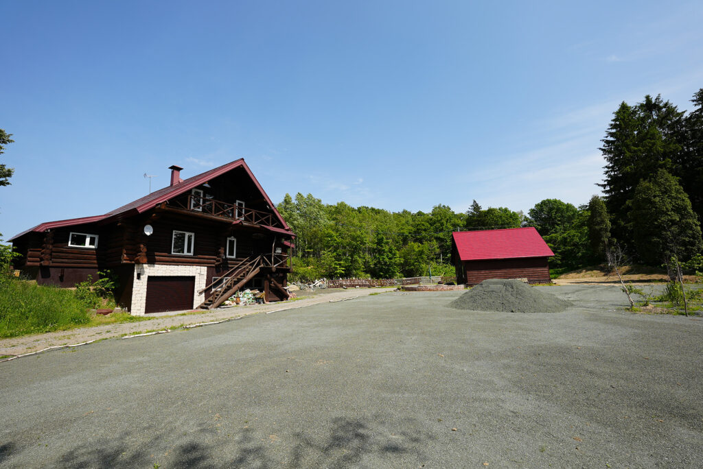 遊山荘前広場